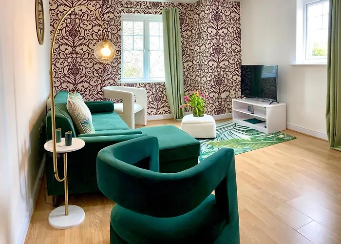 The Comfy Flat- Modern & Bright 2 Bedrooms Apartment