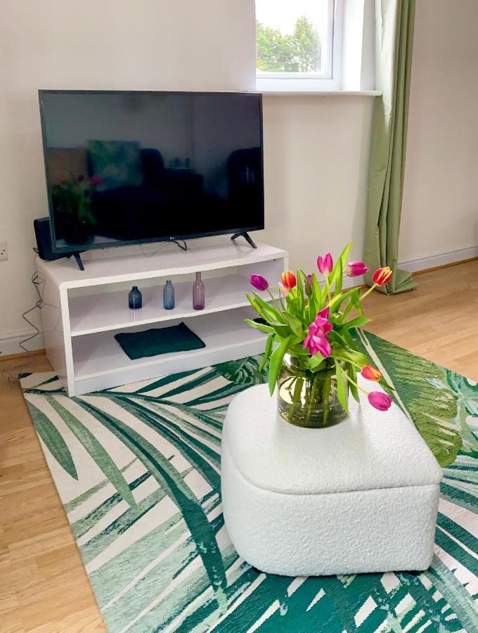 The Comfy Flat- Modern & Bright 2 Bedrooms *